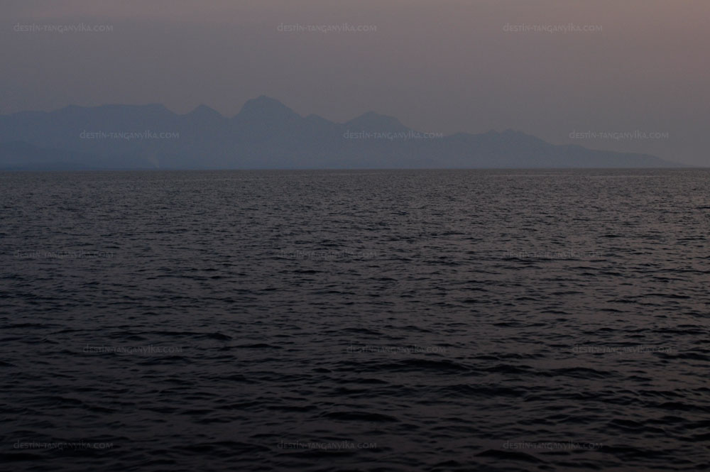 Les monts Kungwe (Mahale) au couchant.