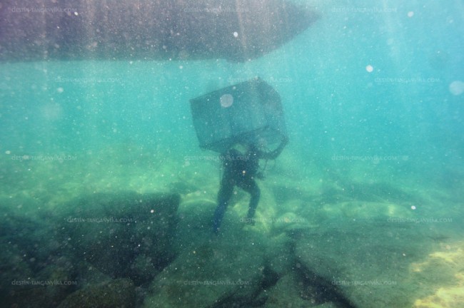 Pêcheur et cage de décompression pour les poissons.