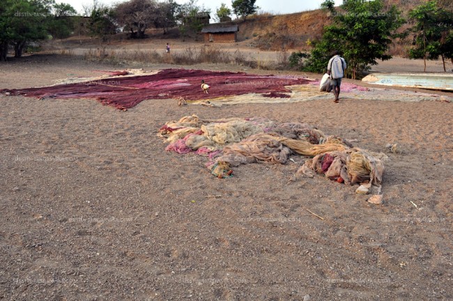 Filets qui sèchent sur la plage de Kalilani.