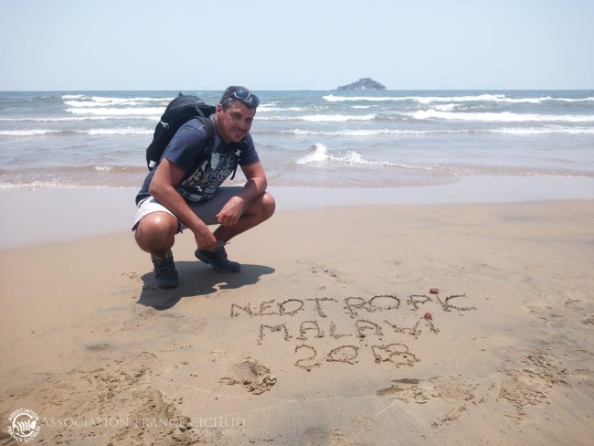 INTRO Sur la plage de Senga bay.jpg